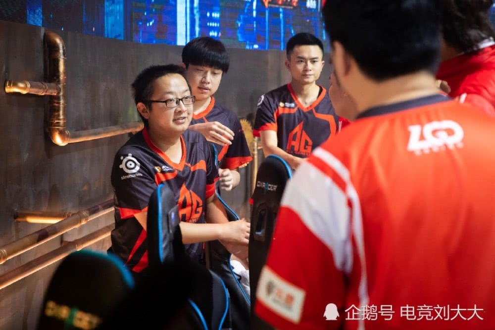 贵州队励志晋级季后赛，球员庆祝合影