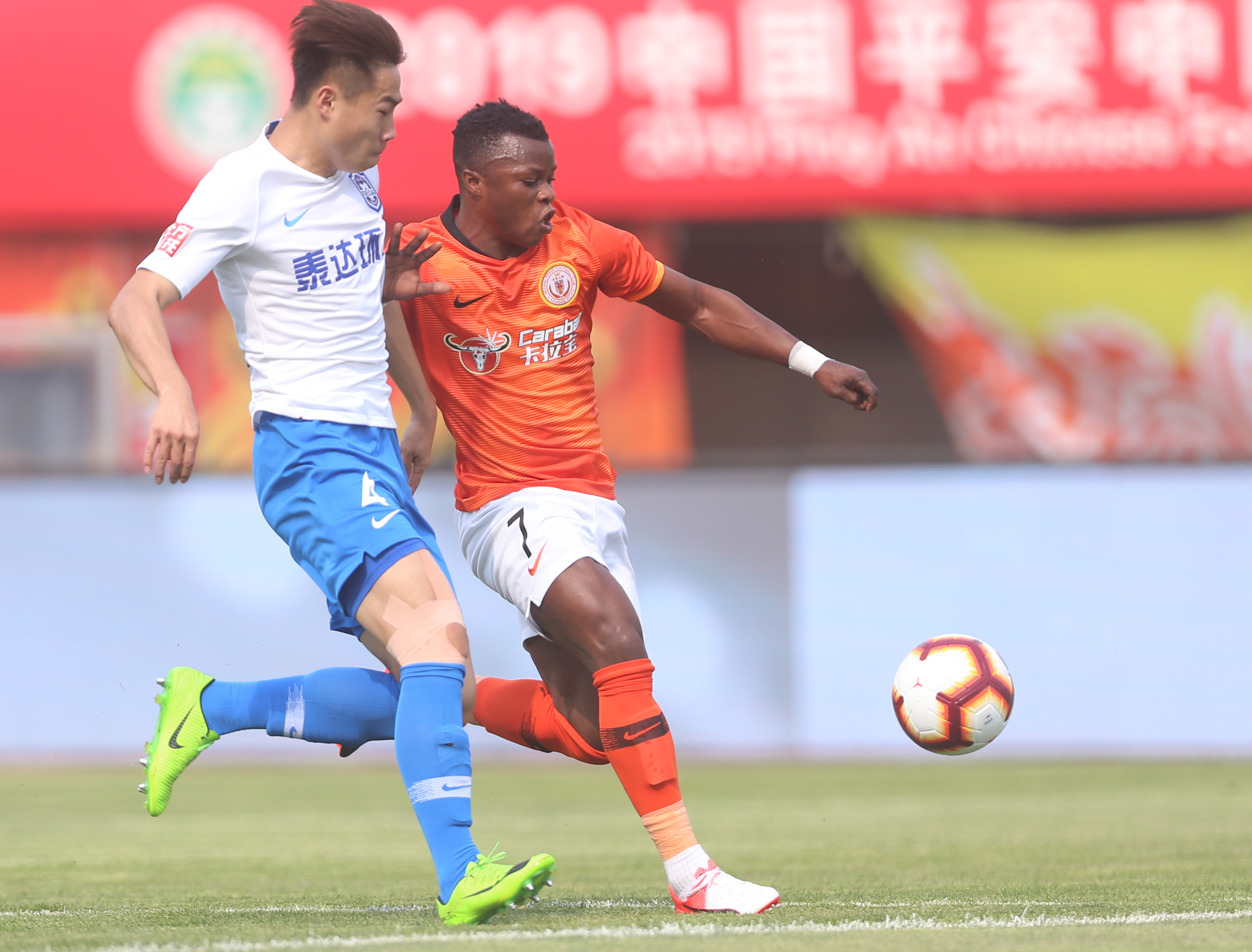 联赛曝光瞬间:天津泰达球员勇夺个人荣誉内部向上的简单介绍 联赛曝光瞬间:天津泰达球员勇夺个人荣誉内部向上的简单介绍