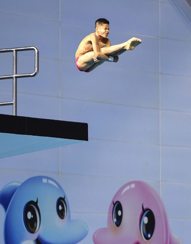 挪威跳水选手高难度动作,震撼全场 挪威跳水选手高难度动作,震撼全场