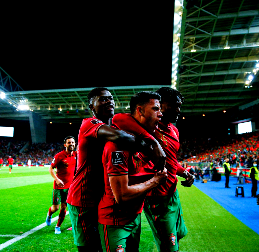 葡萄牙击退希腊,成功闯入淘汰赛阶段 葡萄牙击退希腊,成功闯入淘汰赛阶段