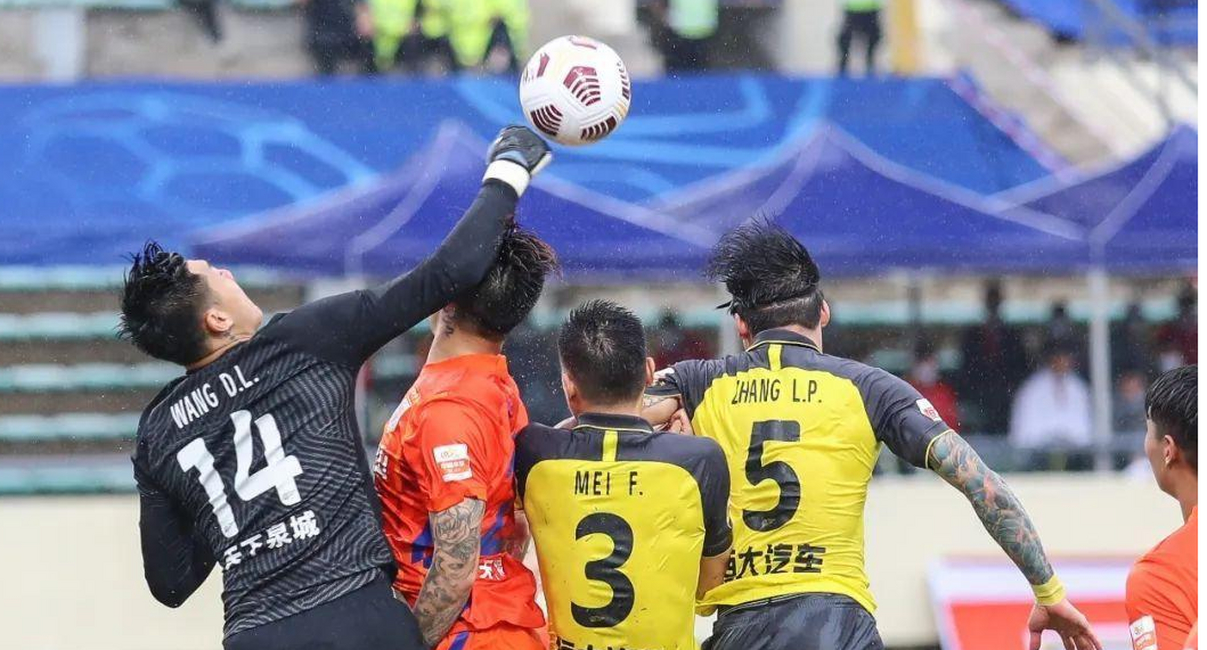 广州队绝杀独行侠,范弗利特点燃赛场 广州队绝杀独行侠,范弗利特点燃赛场