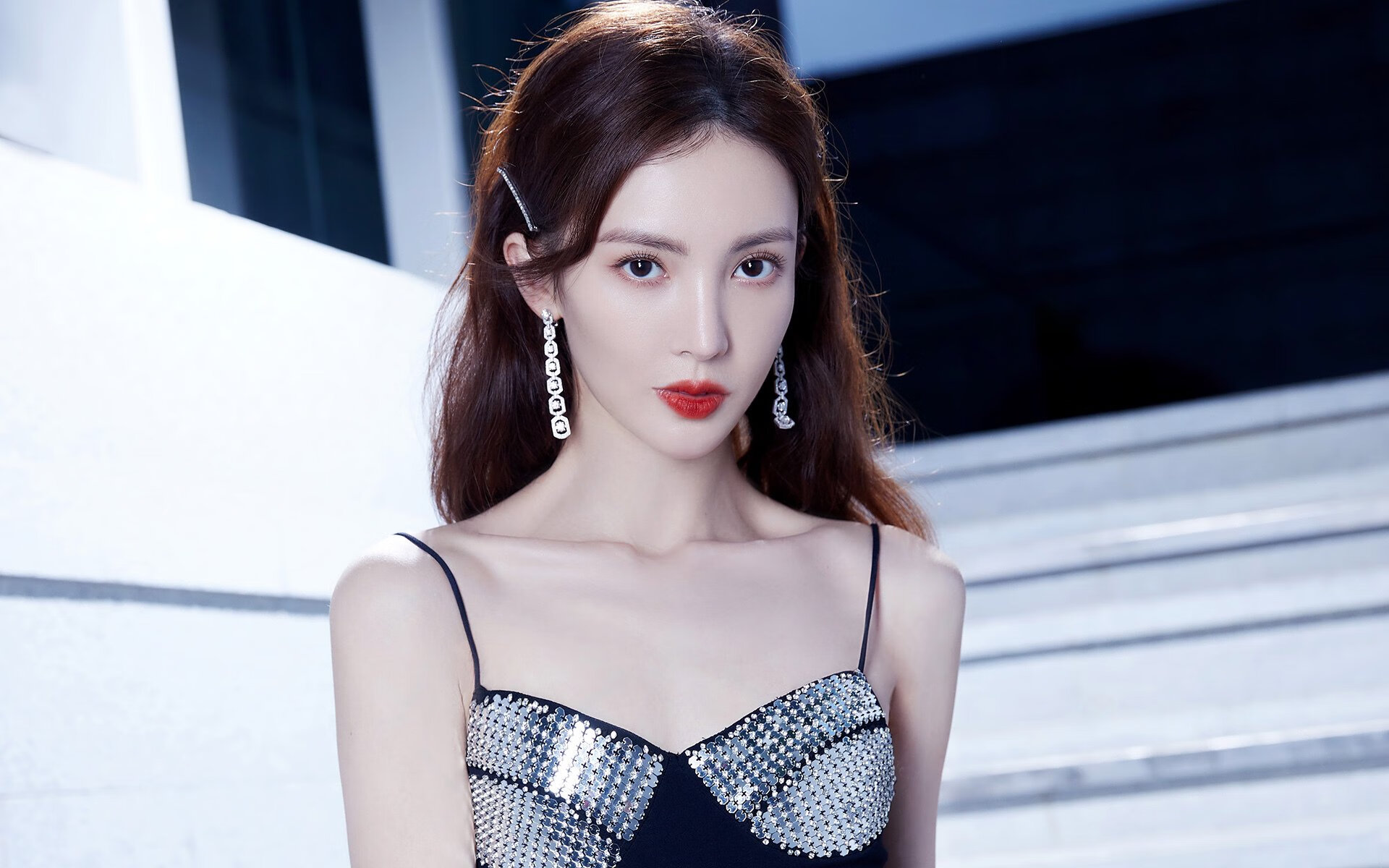 开云体育登录-双星共振，当F1极速流光映照出篮球场的风暴之眼