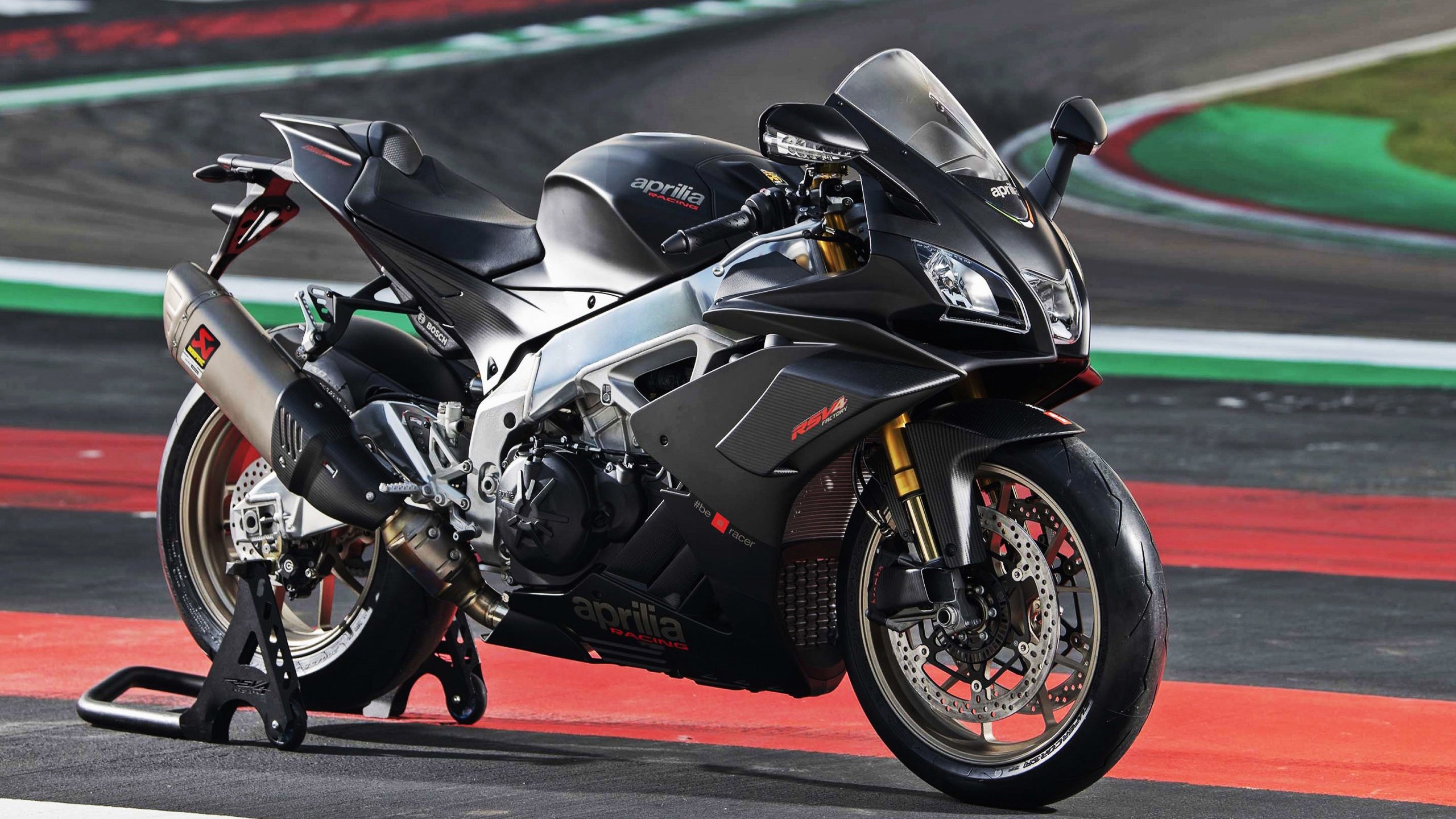 开云体育-门神封圣！库尔图瓦一夫当关，法国军团慈善赛闪电击溃AC米兰